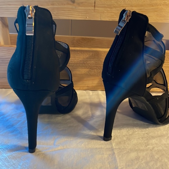 Black heels - Picture 2 of 4